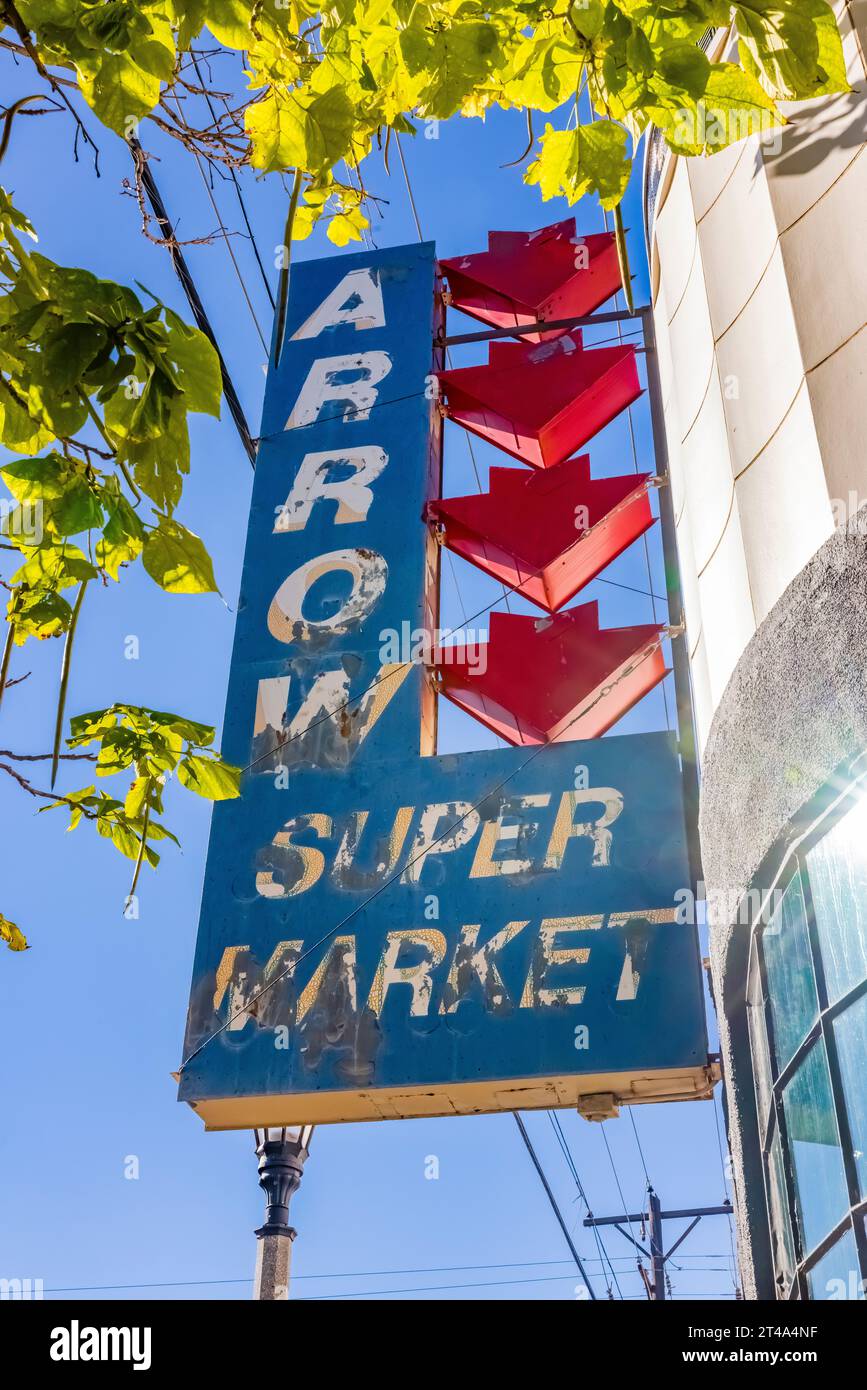 Cartello Arrow Super Market lungo la Route 66 ad Albuquerque, New Mexico, Stati Uniti [nessun rilascio di proprietà; solo licenze editoriali] Foto Stock