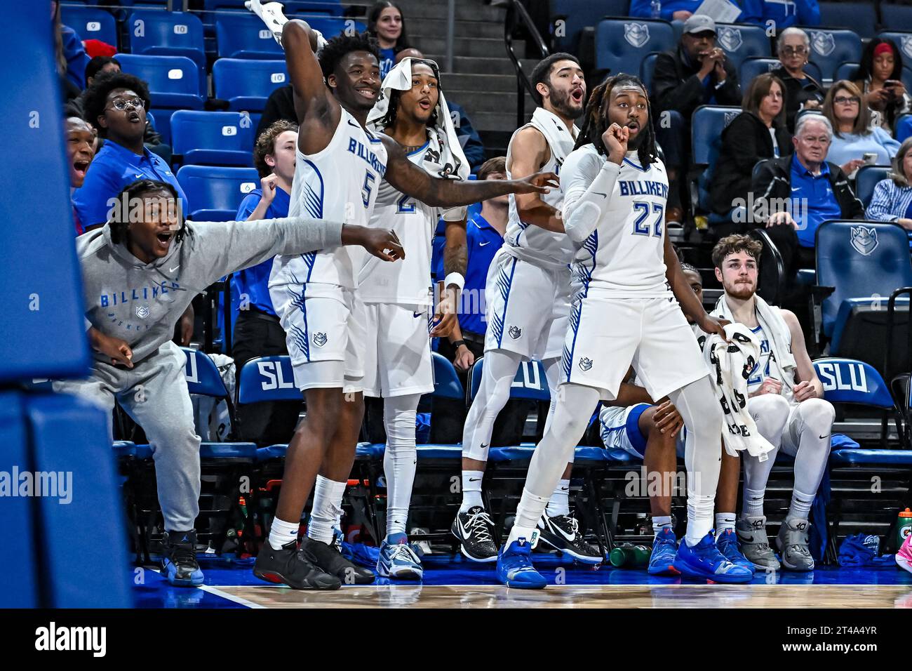 29 OTTOBRE 2023: Alcuni dei frequentatori abituali di Saint Louis applaudono i giocatori di profondità in ritardo in una partita espositiva dove i Berea College Mountaineers visitarono il St. Louis Billikens. Si tiene alla Chaifetz Arena di St. Louis, Missouri, domenica 29 ottobre 2023 Richard Ulreich/CSM Foto Stock