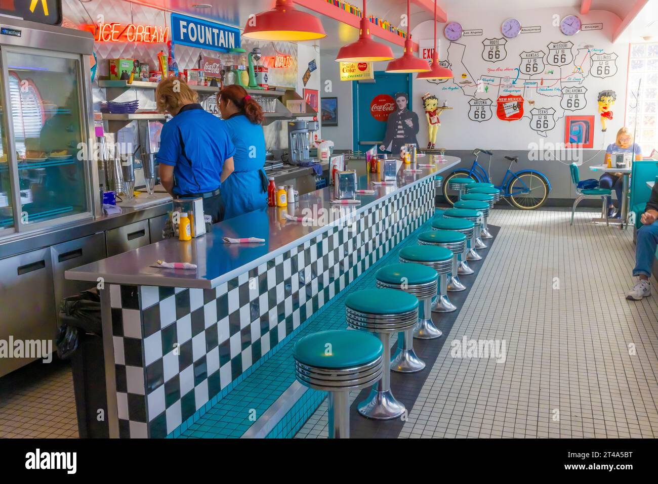 Bancone nel 66 Diner lungo la Route 66 ad Albuquerque, New Mexico, USA [nessun rilascio di proprietà; solo licenze editoriali] Foto Stock