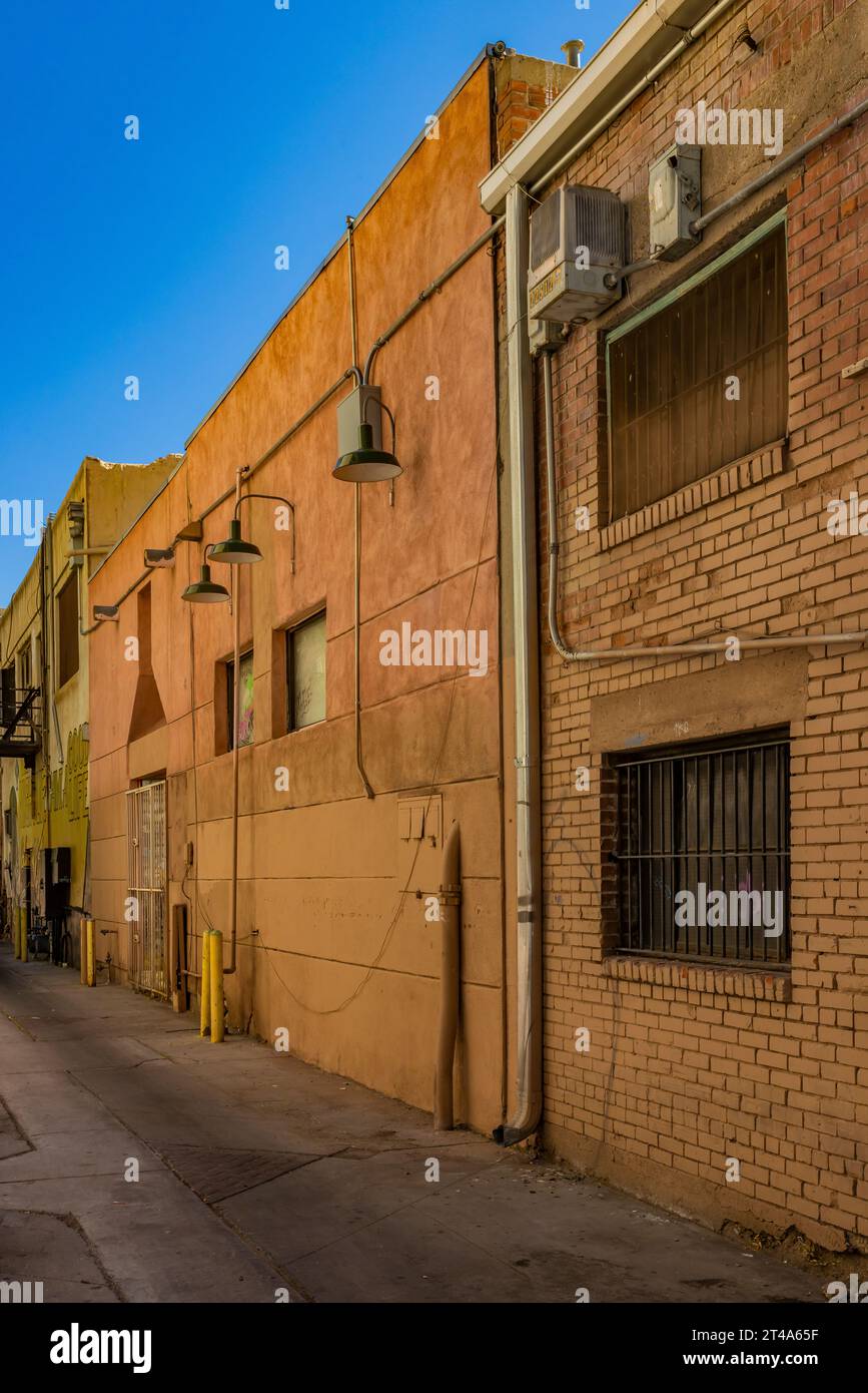 Vicolo vicino a Central Avenue lungo la Route 66 ad Albuquerque, New Mexico, USA [Nessuna pubblicazione di proprietà; solo licenze editoriali] Foto Stock