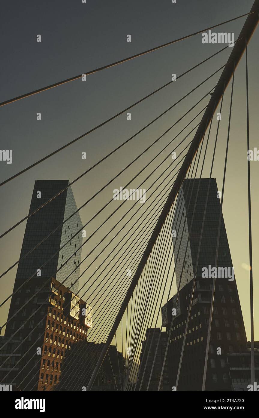 Una vista mozzafiato di due torri di vetro che si innalzano sopra il paesaggio urbano, viste da un ponte Foto Stock