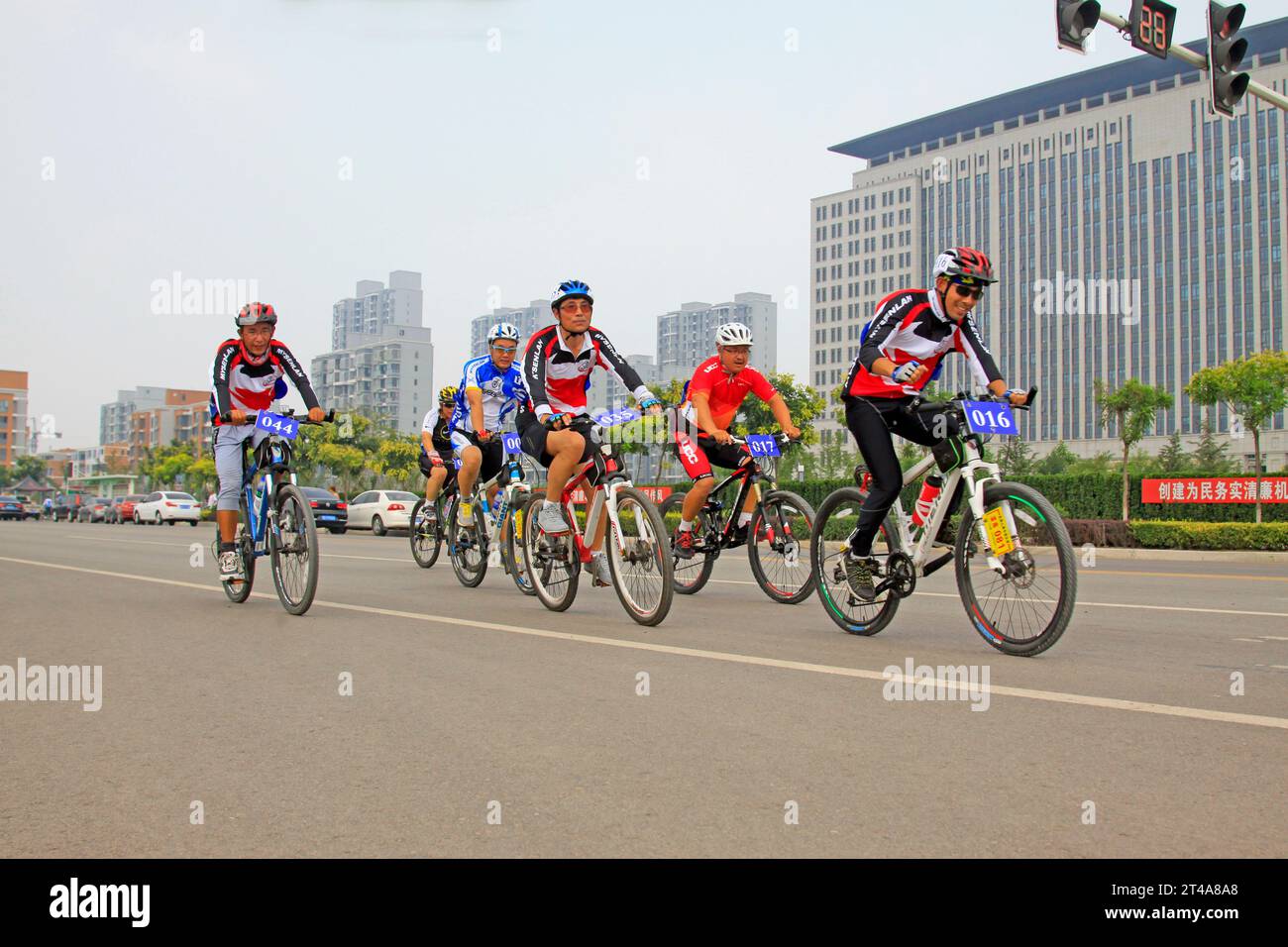 LUANNAN - 2 AGOSTO: Gara di ciclismo maschile scena di gare su strada il 2 agosto 2014, contea di Luannan, provincia di Hebei, Cina Foto Stock