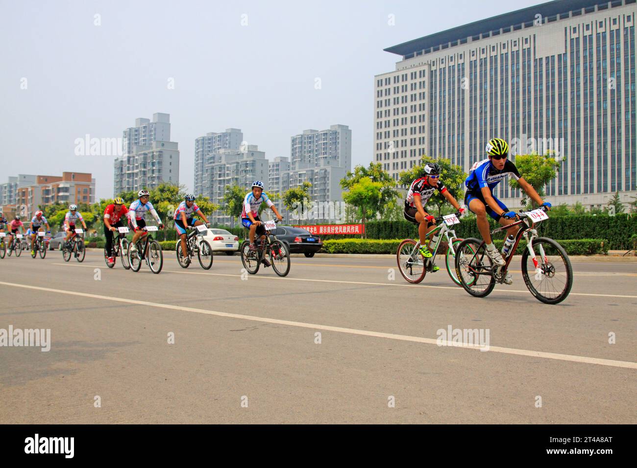 LUANNAN - 2 AGOSTO: Gara di ciclismo maschile scena di gare su strada il 2 agosto 2014, contea di Luannan, provincia di Hebei, Cina Foto Stock