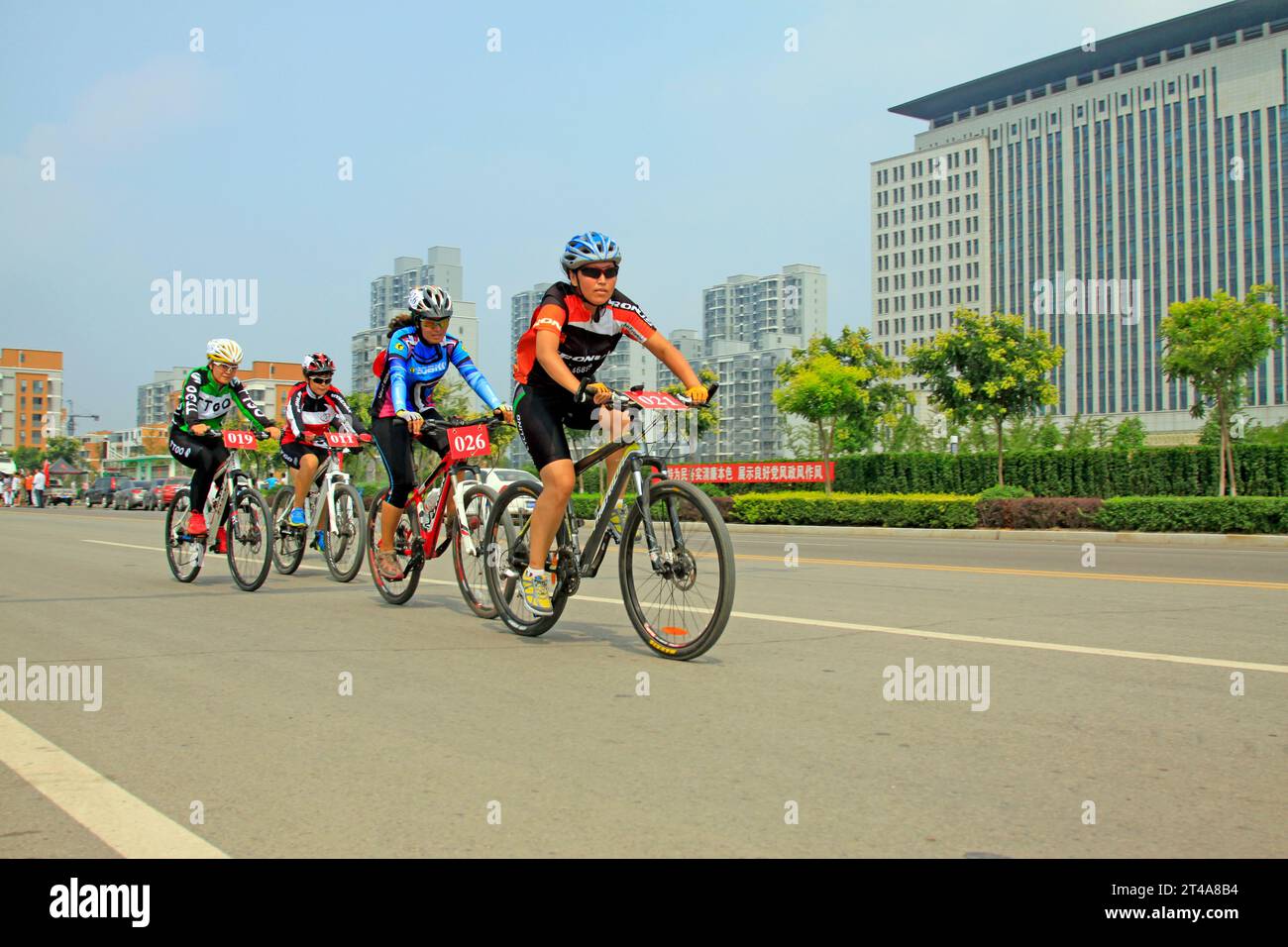 LUANNAN - 2 AGOSTO: Gara di ciclismo maschile scena di gare su strada il 2 agosto 2014, contea di Luannan, provincia di Hebei, Cina Foto Stock