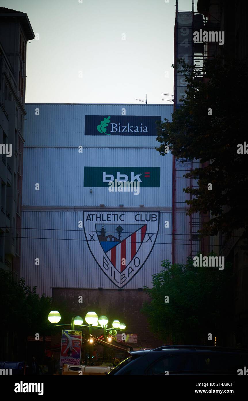 Una vista nostalgica del vecchio stadio di San Mamés, un terreno sacro nel cuore di Bilbao Foto Stock