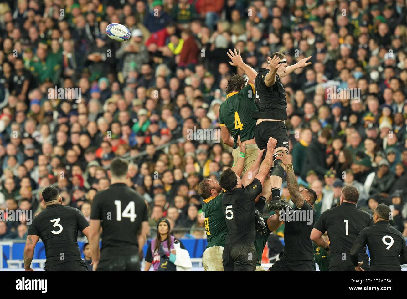 Brodie Retallick neozelandese e Eben Etzebeth sudafricano si unirono in una line-out durante la finale di Coppa del mondo di rugby 2023 tra nuova Zelanda e Sudafrica allo Stade de France di Saint-Denis, in Francia, il 28 ottobre 2023. Crediti: FAR EAST PRESS/AFLO/Alamy Live News Foto Stock