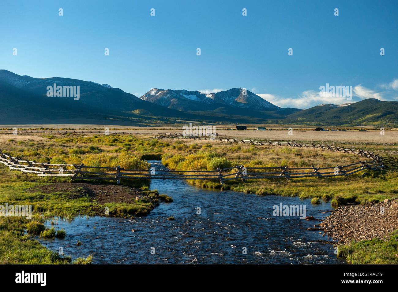 Il Michigan Creek scorre attraverso South Park, Colorado, lungo il tragitto verso il basso da Guyot Mountain, che si trova sul Continental divide. Inizio autunno, 9500 piedi asl. Foto Stock