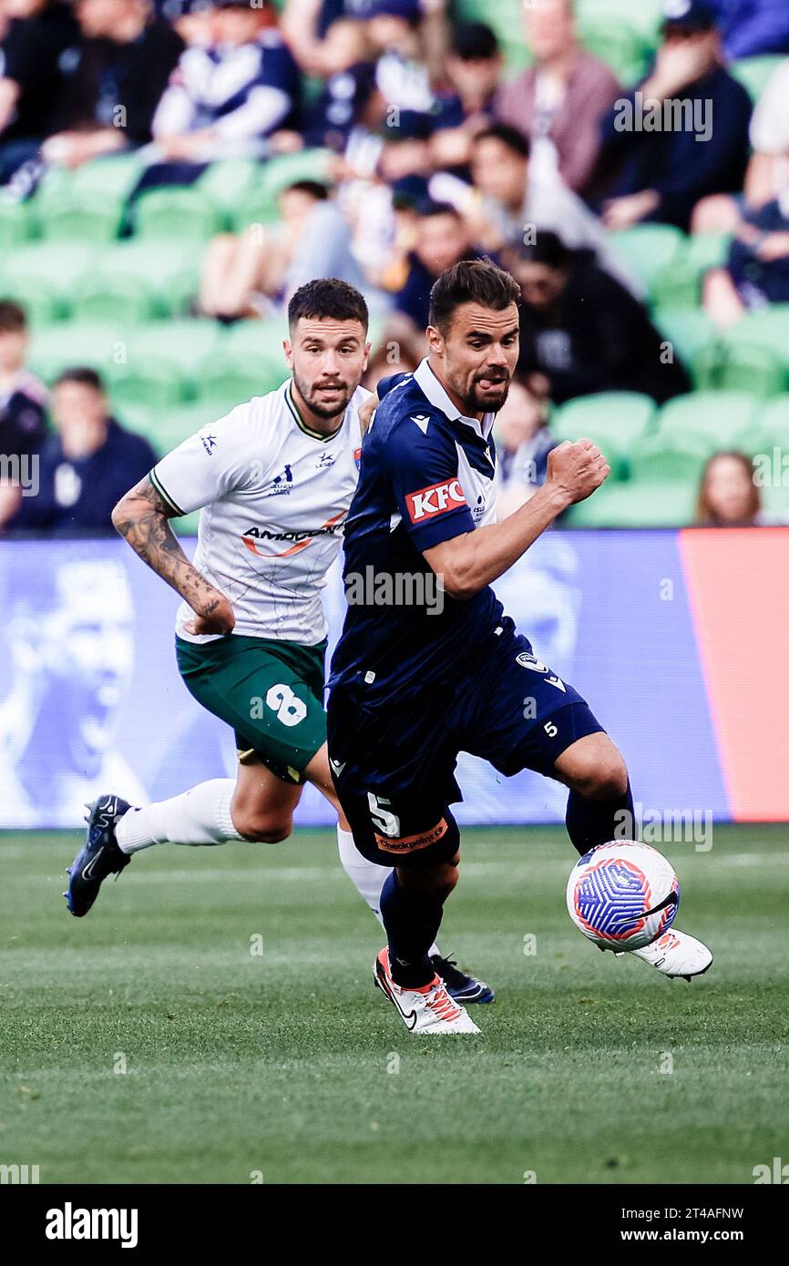 Melbourne, Australia, 29 ottobre 2023. Apostolos Stamatelopoulos dei Newcastle Jets e Damien da Silva del Melbourne Victory in una gara per possesso di palla durante il secondo round della partita di calcio maschile Isuzu Ute A-League tra Melbourne Victory e Newcastle Jets all'AAMI Park il 29 ottobre 2023 a Melbourne, Australia. Crediti: Dave Hewison/Speed Media/Alamy Live News Foto Stock