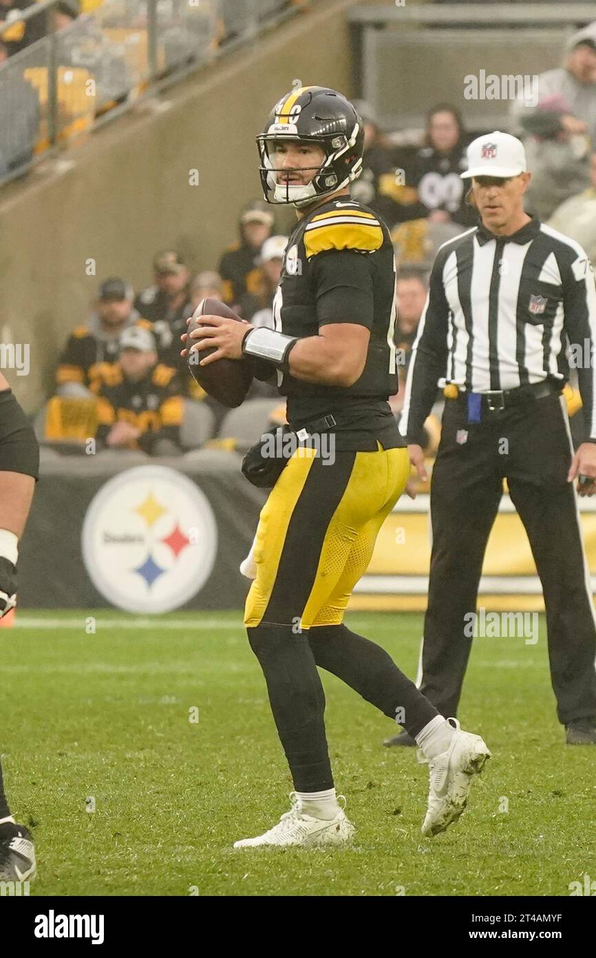 Pittsburgh, Pennsylvania, USA. 29 ottobre 2023. 29 ottobre 2023: Mitch Trubisky #10 durante la partita tra Pittsburgh Steelers e Jacksonville Jaguars a Pittsburgh, Pennsylvania, all'Acrisure Stadium. Brook Ward/AMG (immagine di credito: © AMG/AMG via ZUMA Press Wire) SOLO USO EDITORIALE! Non per USO commerciale! Crediti: ZUMA Press, Inc./Alamy Live News Foto Stock