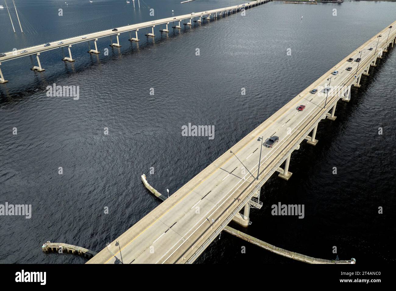 Barron Collier Bridge e Gilchrist Bridge in Florida con traffico in movimento. Infrastruttura di trasporto nella contea di Charlotte che collega Punta Gorda Foto Stock