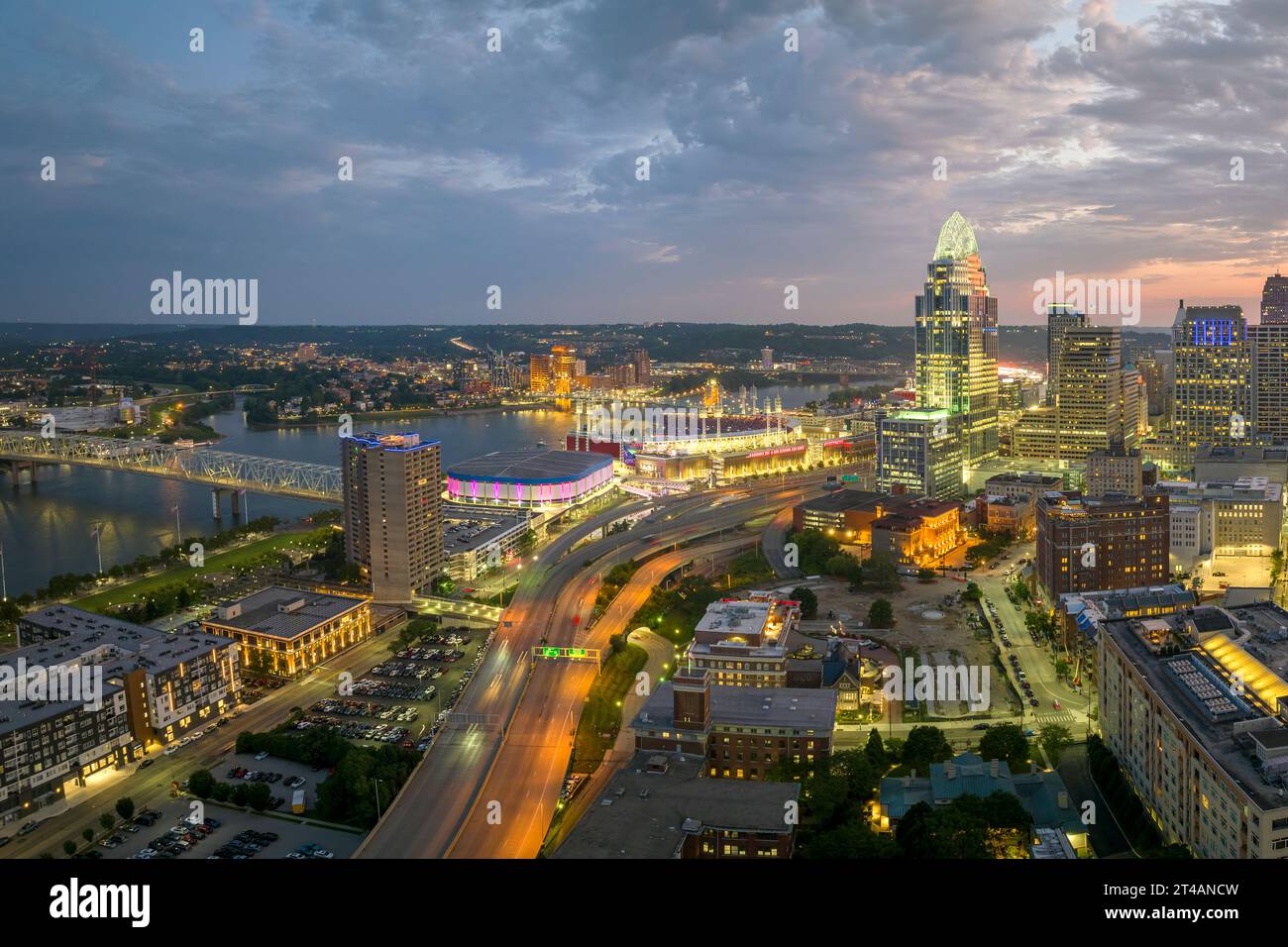 Cincinnati, Ohio, USA, paesaggio urbano notturno. Skyline del quartiere del centro con alti grattacieli illuminati nella moderna megapolis americana Foto Stock