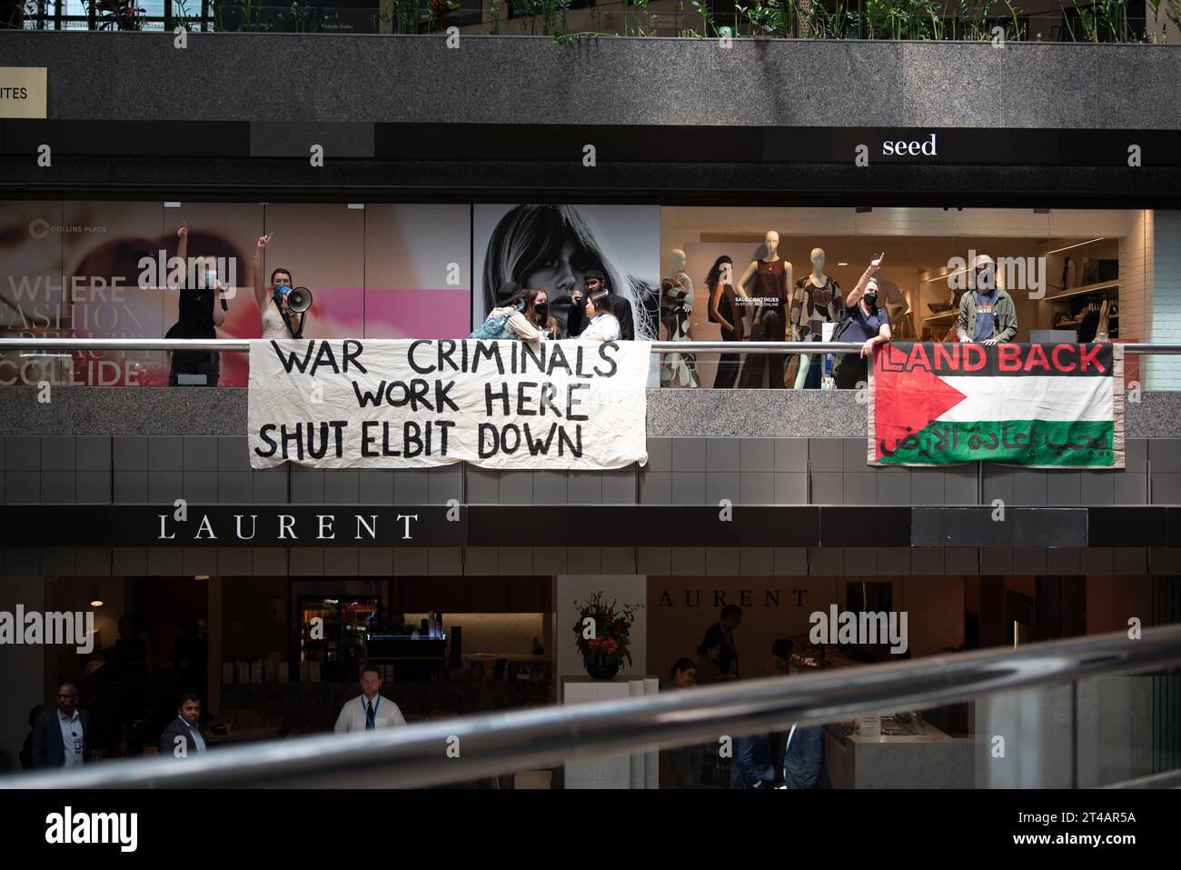 Melbourne, Australia. 30 ottobre 2023, Melbourne, Australia. Gli striscioni pro-Palestina sono tenuti al secondo piano di Collins Place mentre i manifestanti organizzano una manifestazione pubblica rapida, specificamente rivolta al Dipartimento degli affari Esteri e del commercio. Crediti: Jay Kogler/Alamy Live News Foto Stock