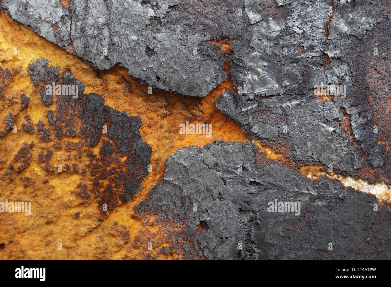 Trama ravvicinata della superficie bruciata e incrinata realizzata in materiali sintetici Foto Stock
