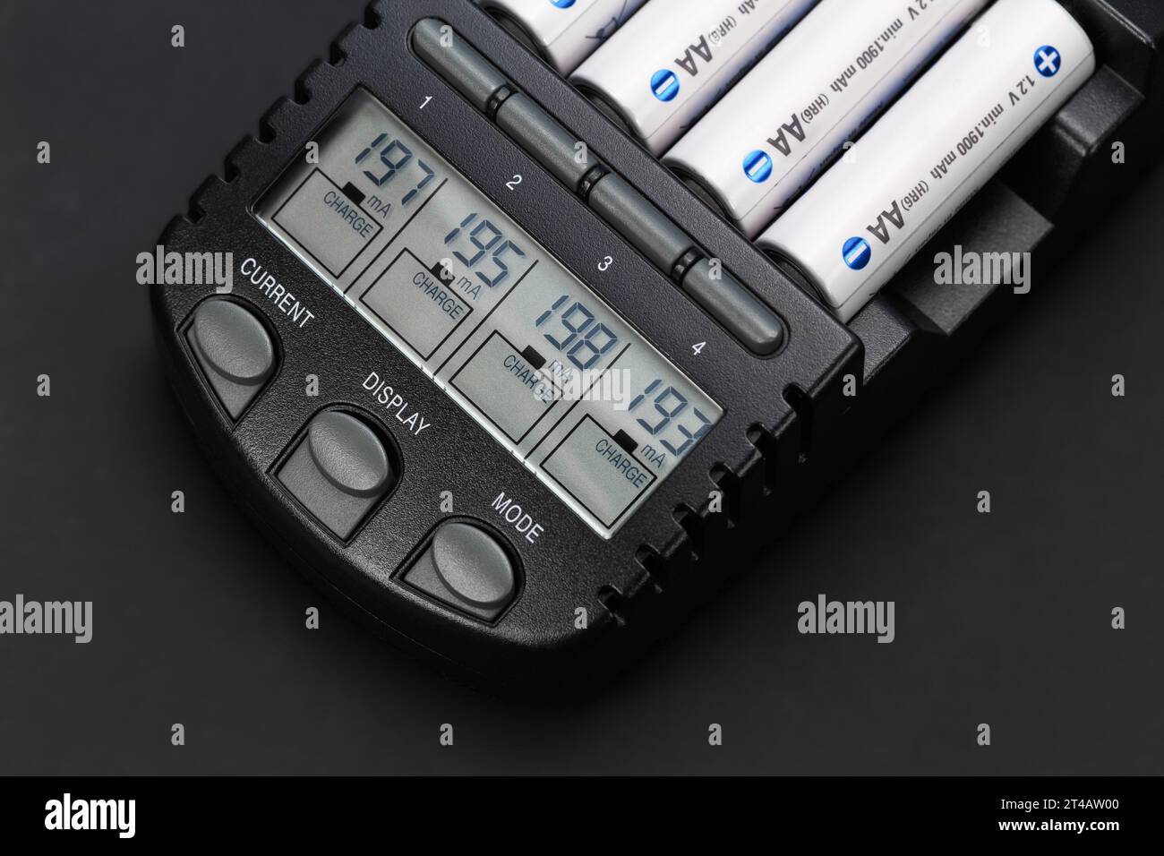 Caricabatterie automatico moderno per batterie al nichel-cadmio con schermo LСD. Primo piano Foto Stock