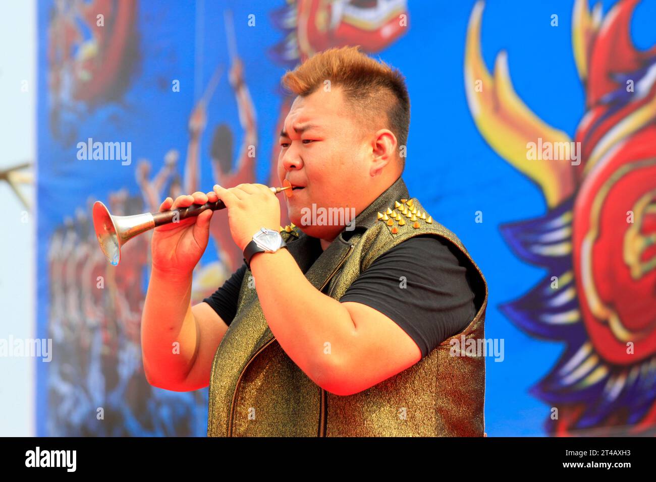 CONTEA DI LUANNAN - 9 AGOSTO: Obesity suona Hand in the open air show, 9 agosto 2014, Luannan County, provincia di Hebei, Cina. Foto Stock
