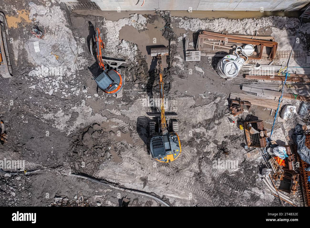 Foto aerea con drone dei cantieri di demolizione e degli operai edili che utilizzano macchinari pesanti Foto Stock