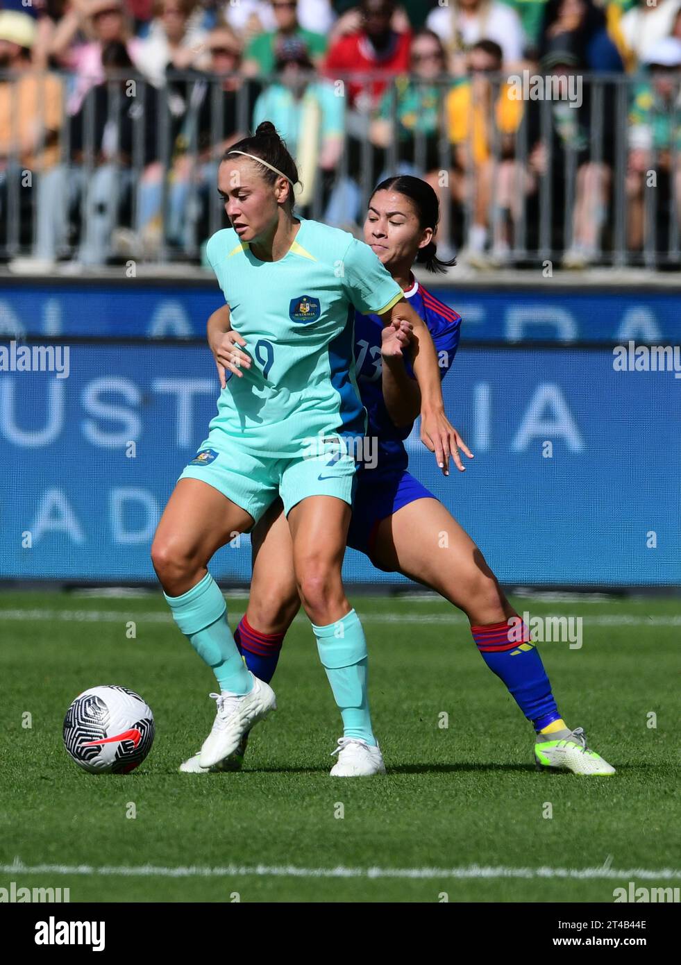 Burswood, Australia. 29 ottobre 2023. Caitlin Jade Foord della squadra di calcio femminile australiana e Angela Rachael Beard della squadra femminile di calcio filippina si vedono durante la partita di calcio femminile del secondo turno di qualificazione olimpica dell'AFC 2024 tra Filippine e Australia tenutasi all'Optus Stadium. Punteggio finale: Filippine 0:8 Australia. (Foto di Luis Veniegra/SOPA Images/Sipa USA) credito: SIPA USA/Alamy Live News Foto Stock