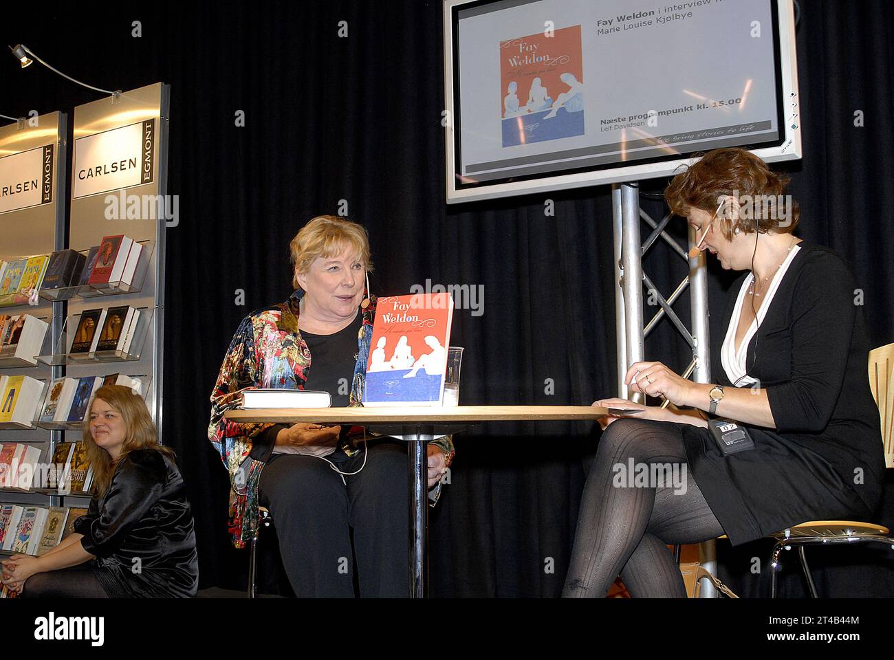 COPENAGHEN/DANMARK/DANIMARCA. L'autore britannico Fay Weldon è stato intervistato da Marie Louise Kjoelpye sul suo nuovo libro (Castle Spa) kvinder paa Kur in danese trasporto di lingua, Fay weldon a Fogforym ,Salone del Libro 2008 a Forumm Copenaghen 15 novembre 2008 (FOTO DI FRANCIS DEAN / DEAN IMMAGINI) Foto Stock