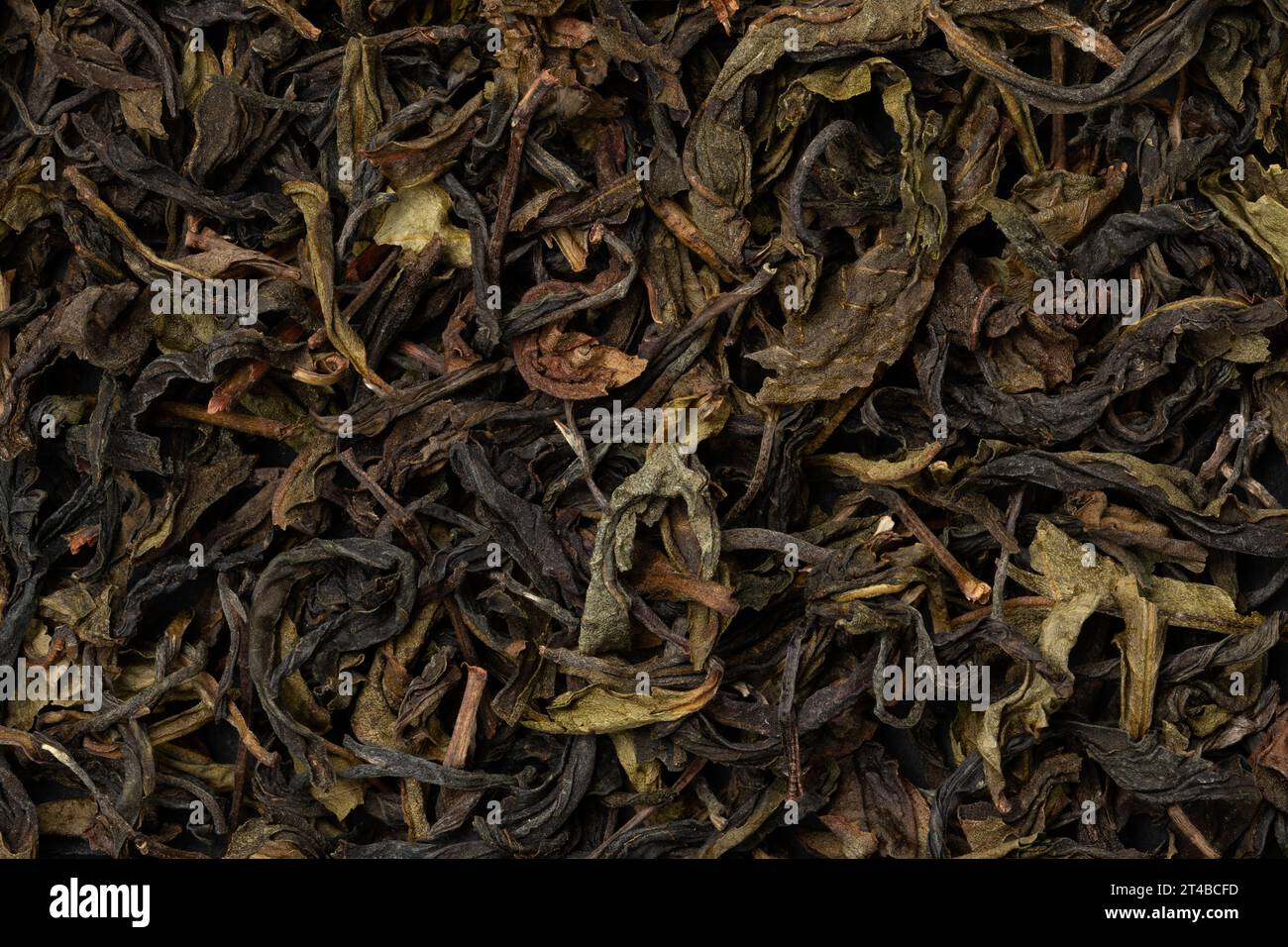Il tè secco Thai Choui Fong lascia un'intera cornice da vicino come sfondo Foto Stock