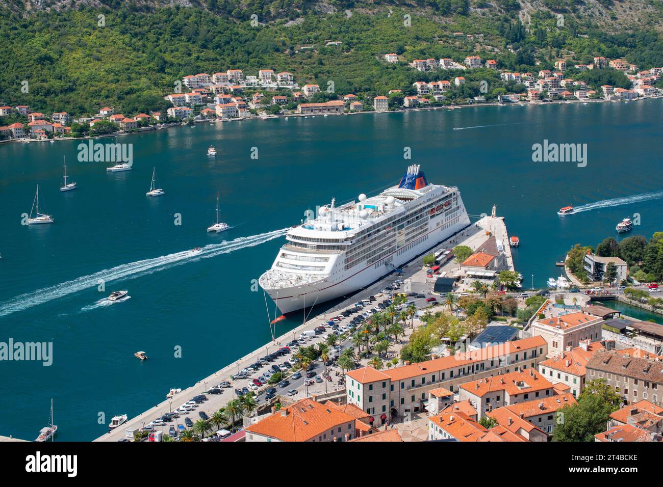 Cattaro, Montenegro - 5 settembre 2022: La nave da crociera Hapag Lloyd MS Europa 2 è ormeggiata nel porto di Cattaro Montenegro. Vista aerea. Foto Stock