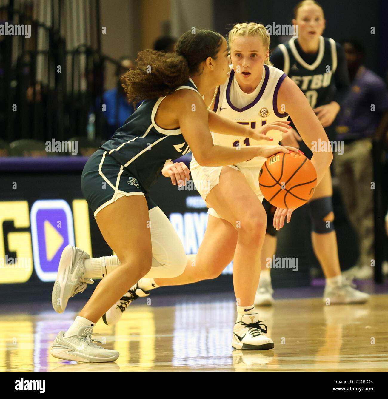 Baton Rouge, USA. 26 ottobre 2023. La guardia della LSU Lady Tigers Hailey Van Lith (11) difende la guardia battista della East Texas Tigers Payton Hicks (1) durante una partita di basket femminile al Pete Maravich Assembly Center di Baton Rouge, Louisiana, giovedì 26 ottobre 2023. (Foto di Peter G. Forest/Sipa USA) credito: SIPA USA/Alamy Live News Foto Stock