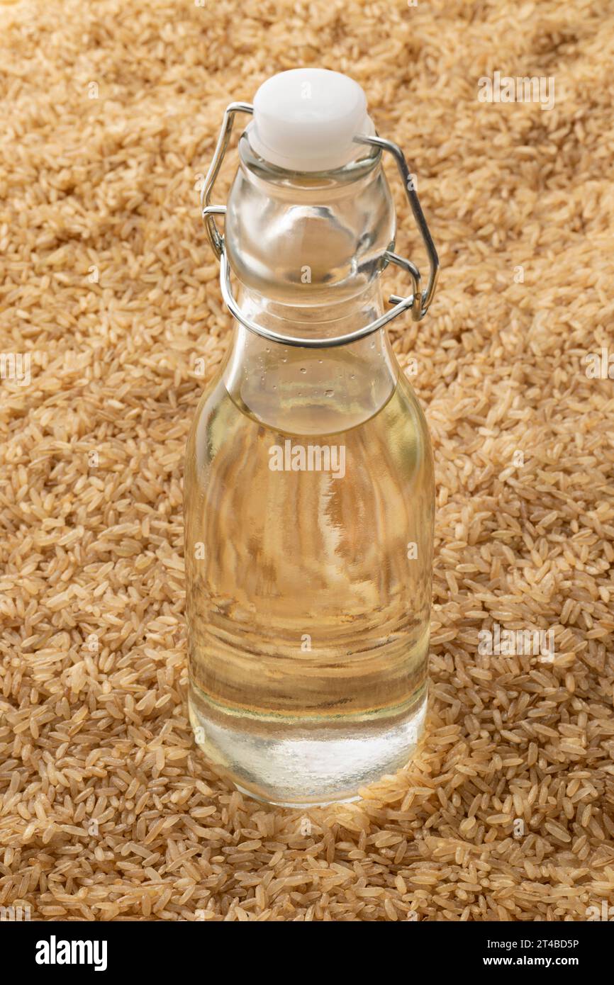 Bottiglia con aceto di riso integrale in posizione ravvicinata Foto Stock
