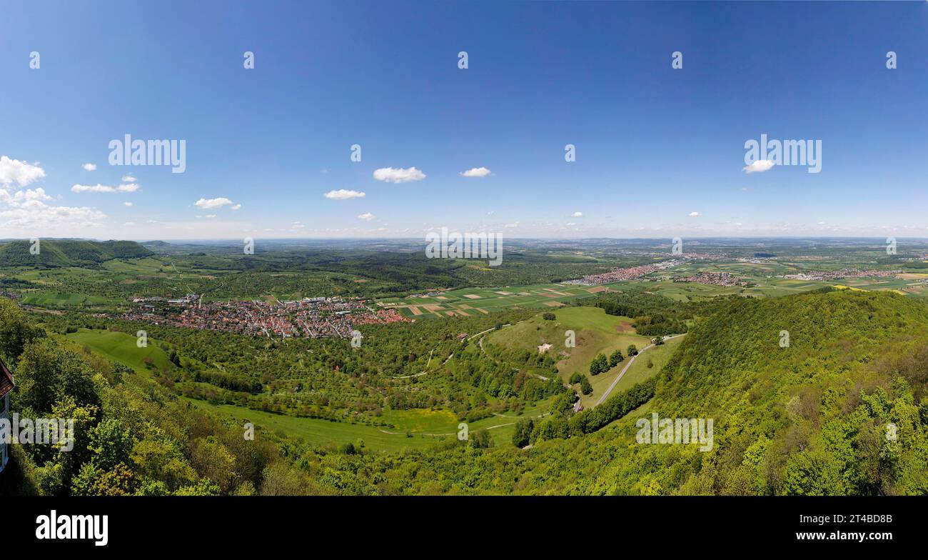 Vista dal castello di Teck nella valle di Lenningen con il comune di Owen, sulla destra Dettingen e Kirchheim an der Teck, sulla sinistra Foto Stock