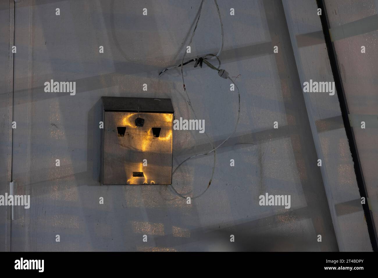 Scatola di metallo illuminata con faccia su una nave, Sardegna, Italia Foto Stock