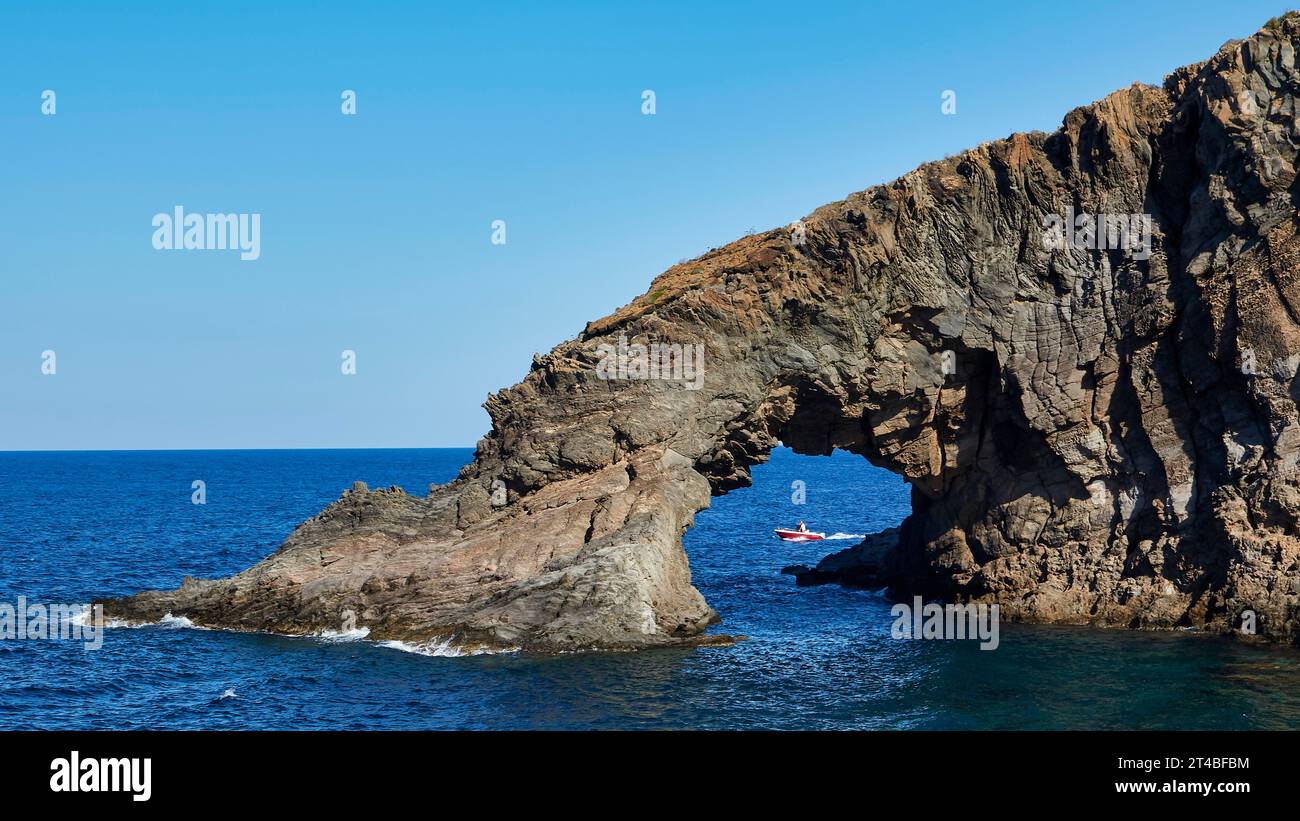 Arco dell'Elefante, Rock Gate, Boat, Pantelleria, Isole pelagiche, Sicilia, Italia Foto Stock