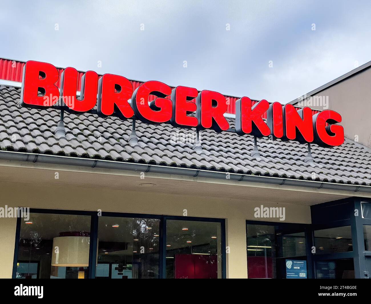 Burger King con scritta rossa in rosso sul ristorante Schnellrestaurant fuer Fastfood di Fastfoodkette, Germania Foto Stock