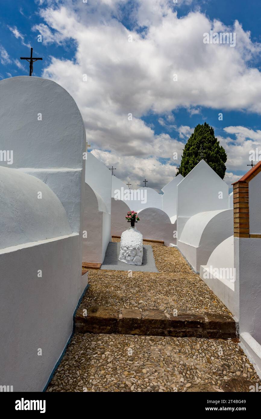 Luogo tranquillo per un riposo eterno, cimitero imbiancato in Andalusia, Spagna meridionale, giorno estivo con cielo nuvoloso Foto Stock