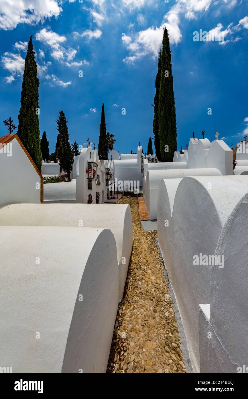 Luogo tranquillo per un riposo eterno, cimitero imbiancato in Andalusia, Spagna meridionale, giorno estivo con cielo nuvoloso Foto Stock