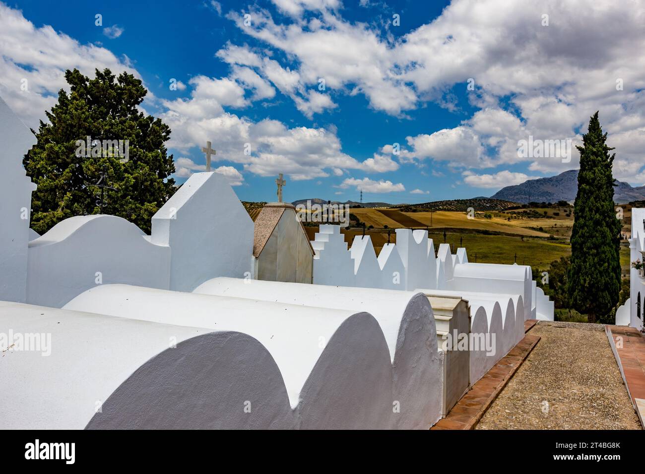 Luogo tranquillo per un riposo eterno, cimitero imbiancato in Andalusia, Spagna meridionale, giorno estivo con cielo nuvoloso Foto Stock