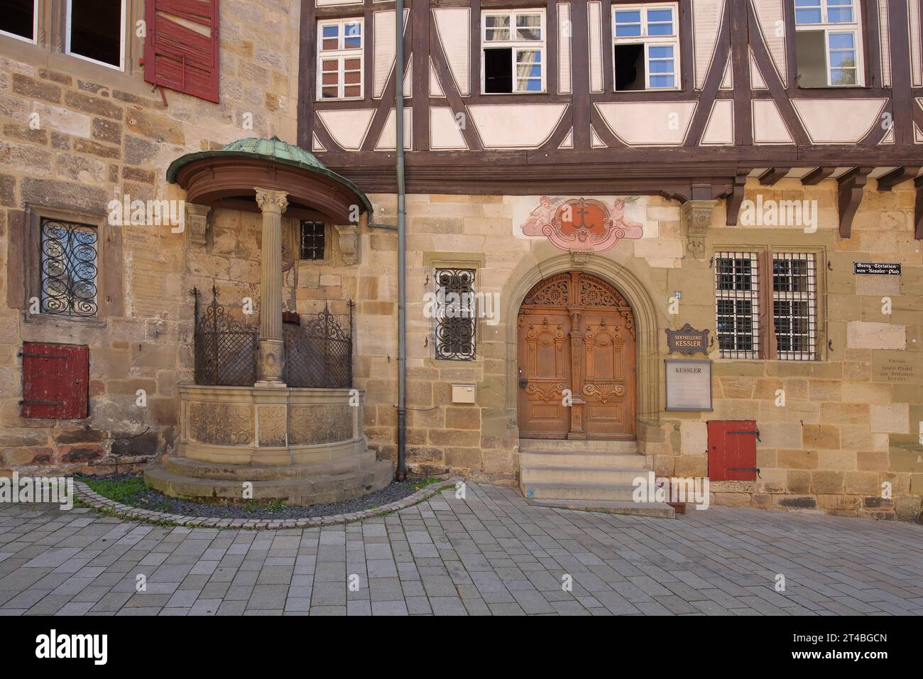 Facciata della casa con pozzo storico, porta della casa, finestra, cantina di champagne Kessler, ex Speyr Pfleghof, Esslingen, Baden-Wuerttemberg, Germania Foto Stock