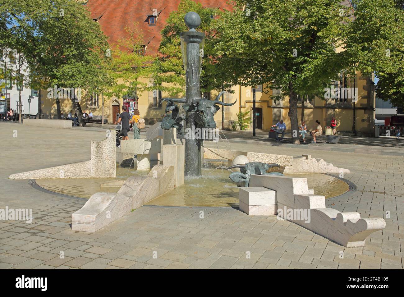 Moderna fontana di bue di Gunther Stilling con sculture, testa di toro, figura di bue, teste di toro, gargoyle, getti d'acqua, Schillerplatz, Nuertingen, Neckar Foto Stock