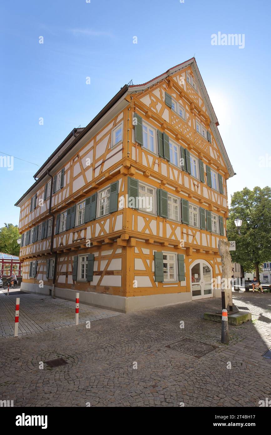 Casa a graticcio gialla ex scuola tedesca, Kirchplatz, Schorndorf, Baden-Wuerttemberg, Germania Foto Stock