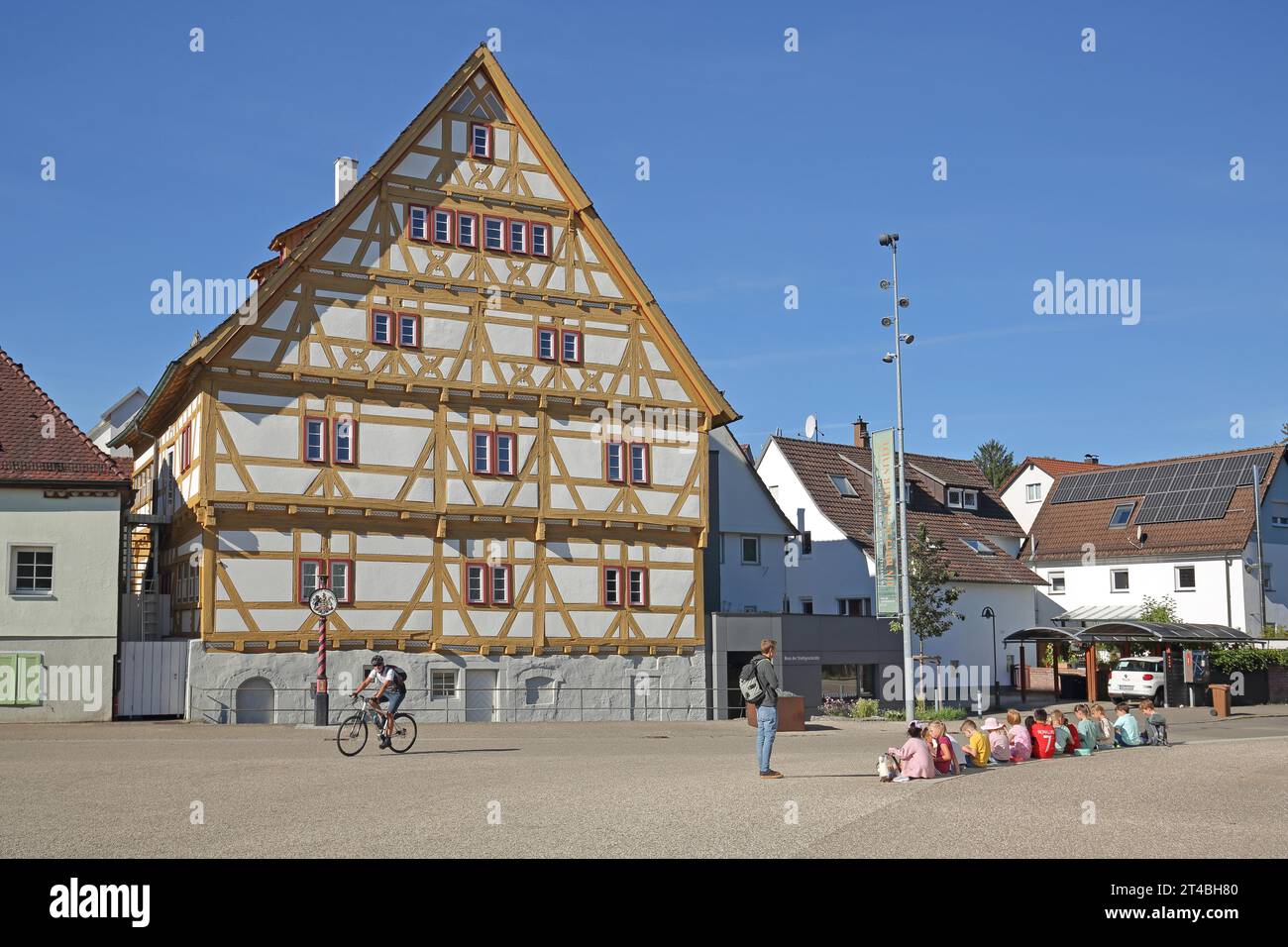 Casa storica della città storia, bambini, fila, seduto, insegnante, insegnamento, ciclista, casa a graticcio, Waiblingen, Baden-Wuerttemberg, Germania Foto Stock