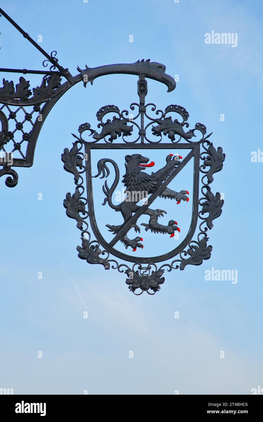 Stemma nero della città con figura di leone al Fehnturm, artigianato, arte del fabbro, animale araldico, lingua rossa, fuori, fuori Foto Stock