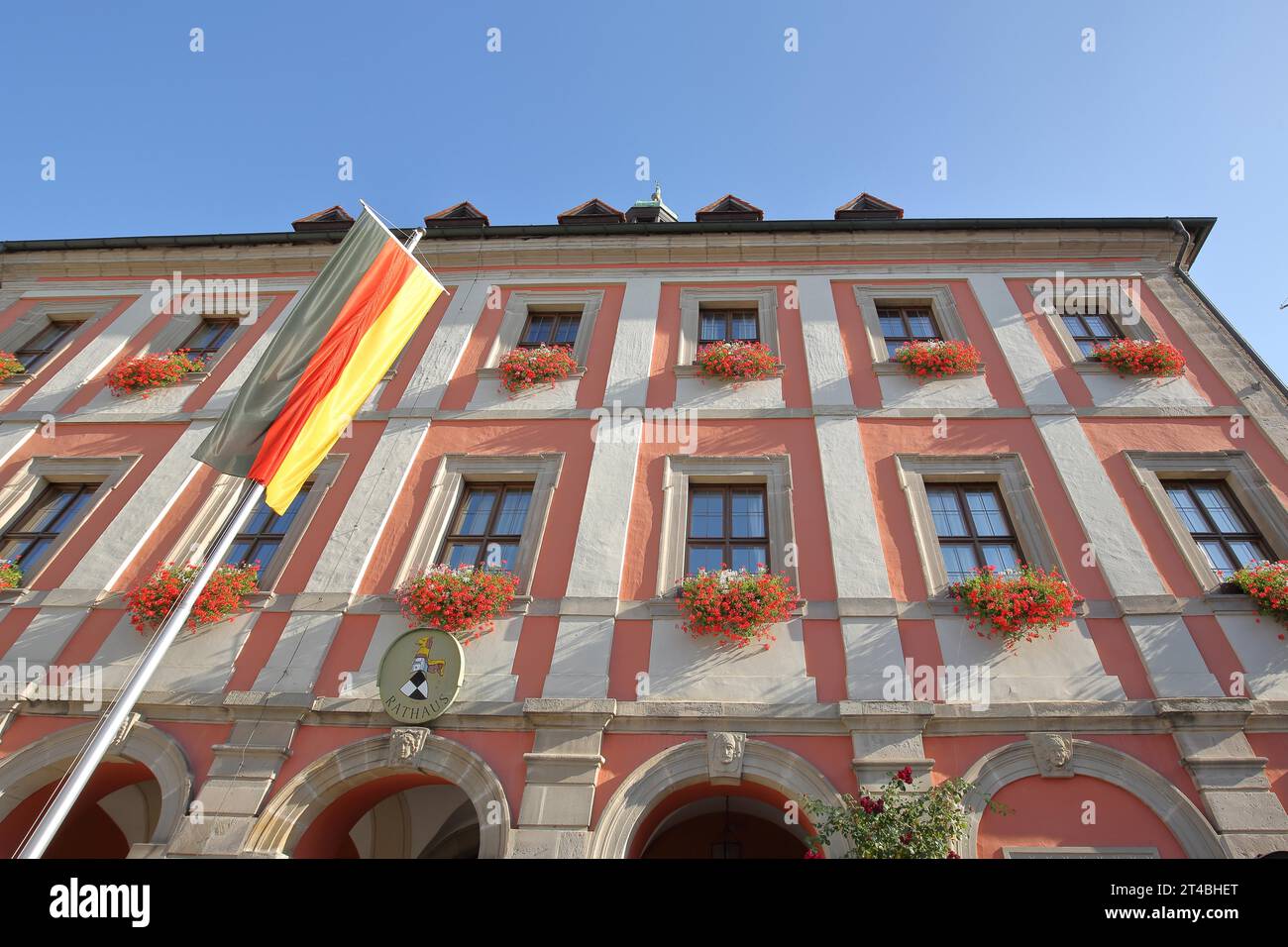 Municipio con bandiera nazionale tedesca e stemma della città, vista verso l'alto, facciata della casa, piazza del mercato, Neustadt an der Aisch, Franconia centrale Foto Stock