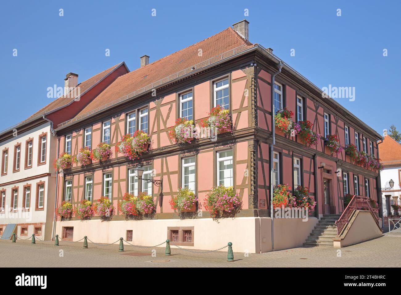 Edificio scolastico, casa in legno con decorazioni floreali, scuola, Lauterbourg, Bas-Rhin, Alsazia, Francia Foto Stock