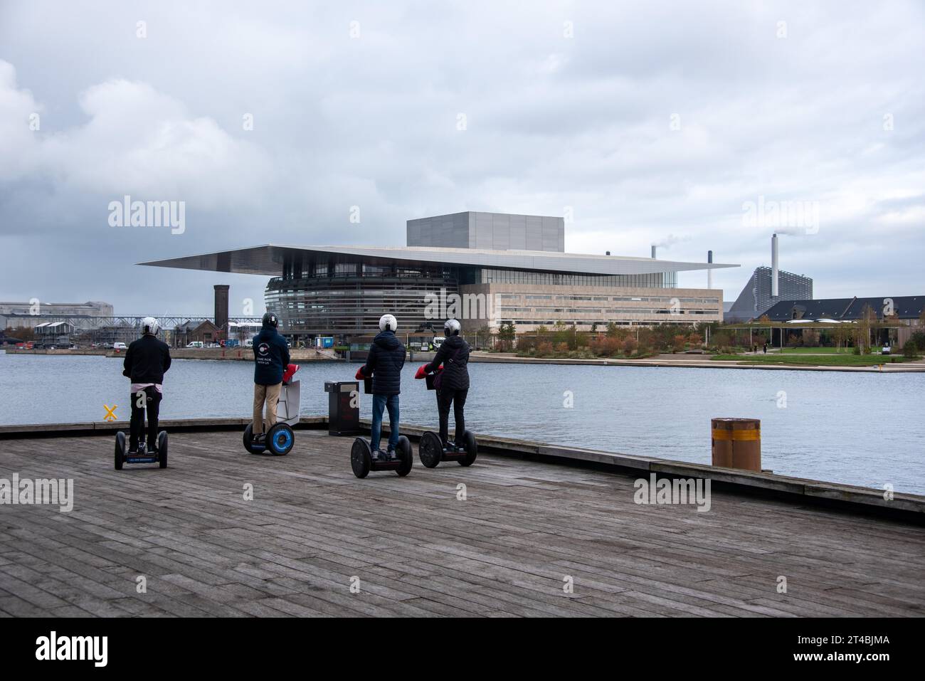 Royal Opera House, chiamata anche Operaen, di fronte ai turisti in Segway, Copenaghen, Danimarca Foto Stock