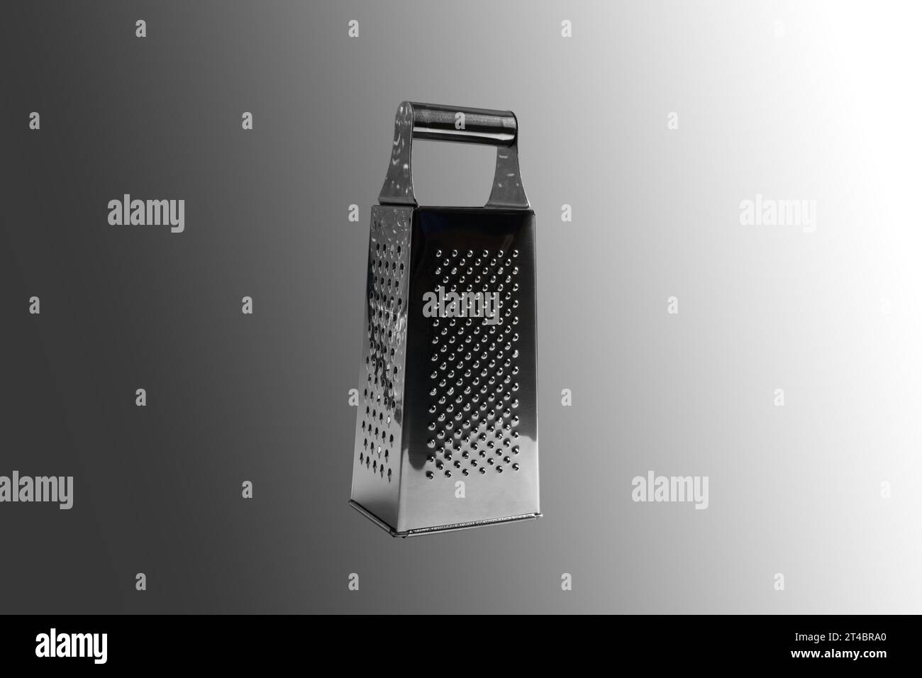 Grattugia verdure manuale. Primo piano. Isolato su sfondo grigio. Foto Stock