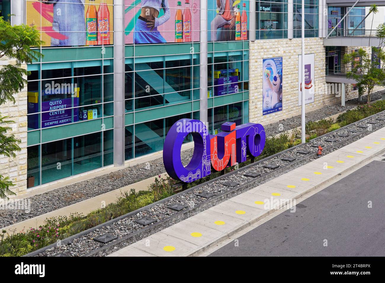 Un grande cartello Quito all'Aeroporto di Quito, capitale dell'Ecuador. L'Aeroporto di Quito è la porta d'ingresso alle Isole Galapagos. Foto Stock