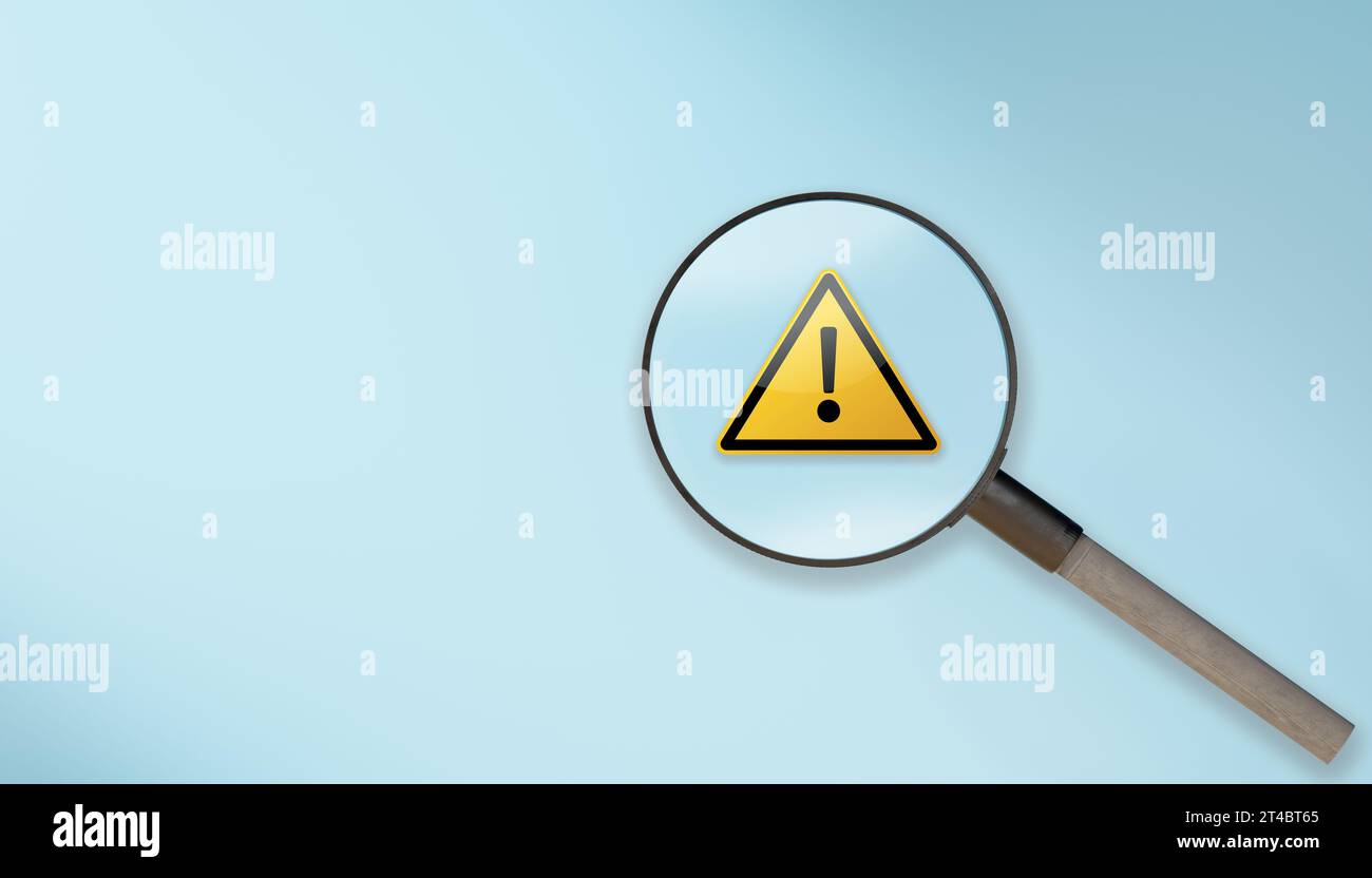 lente d'ingrandimento con segnale di avvertenza triangolare giallo per errore di notifica e concetto di manutenzione. lente d'ingrandimento e con punto esclamativo Foto Stock