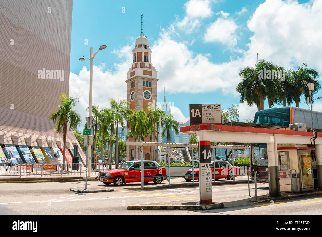 Hong Kong - 17 settembre 2023: Tsim Sha Tsui, ex Torre dell'Orologio della ferrovia di Kowloon-Canton e stazione dei taxi Foto Stock