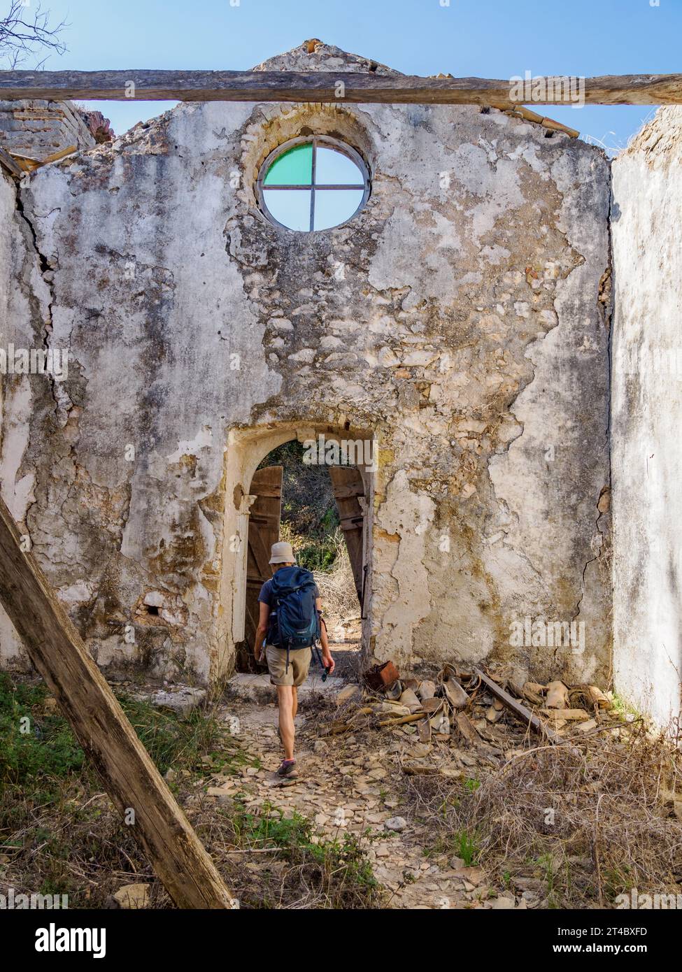 Passeggia attraverso le rovine del monastero di Agia Ekaterina sull'isola di Nissos vicino ad Agio Spyridon, sulla costa nord-orientale delle Isole Ionie di Corfù Foto Stock