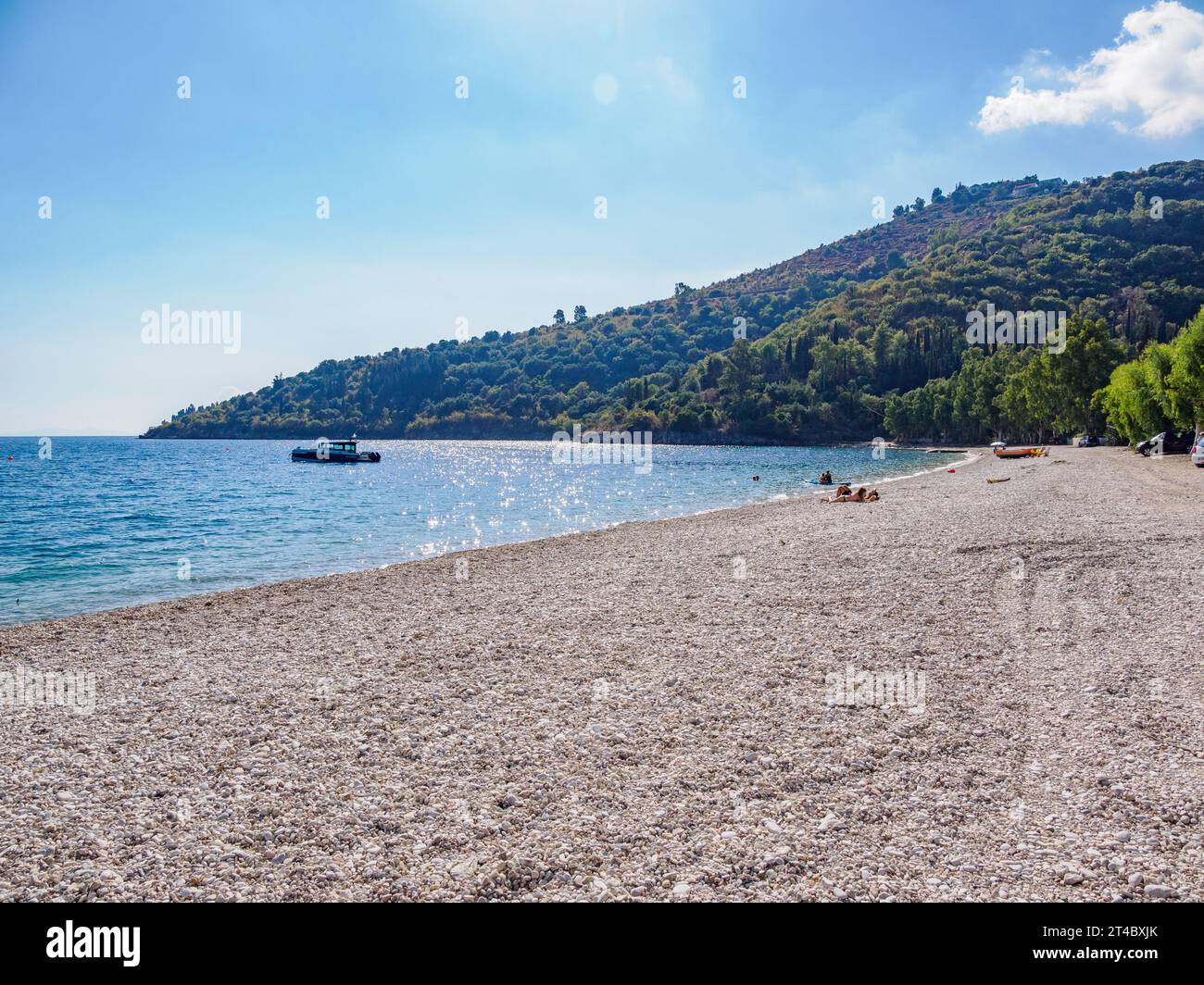 Ampia spiaggia di ciottoli a Kerasia sulla costa nord-orientale di Corfù, nelle Isole Ionie della Grecia Foto Stock