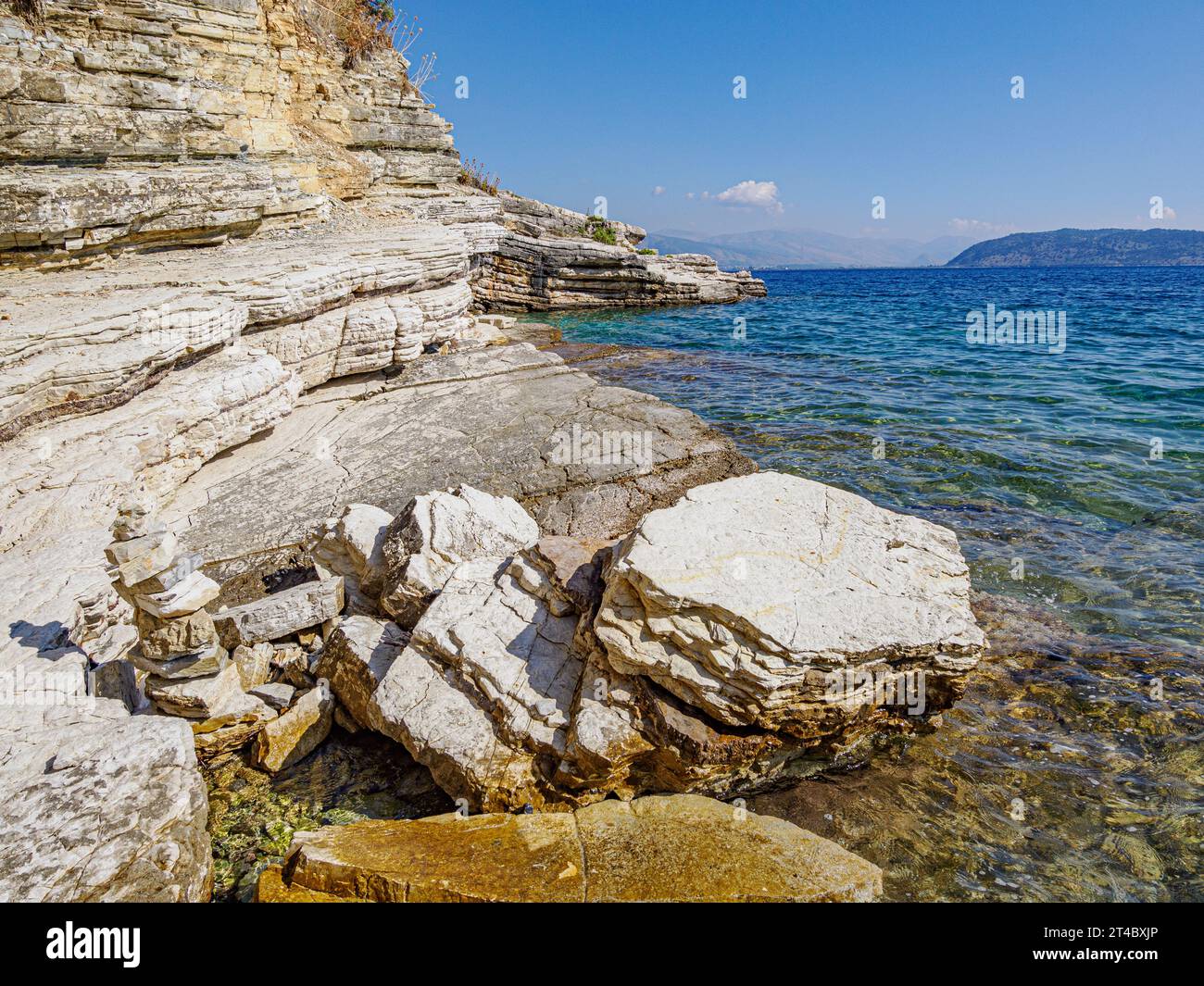 Promontorio roccioso di pietra calcarea sulla costa nord-orientale di Corfù, nelle isole greche ioniche Foto Stock