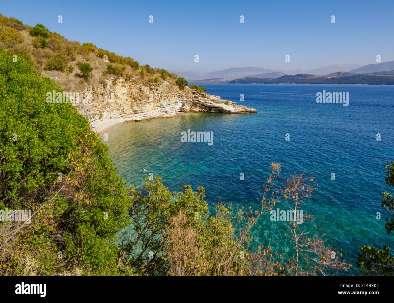 Tranquilla insenatura sulla costa nord-orientale di Corfù, nelle Isole Ionie greche Foto Stock