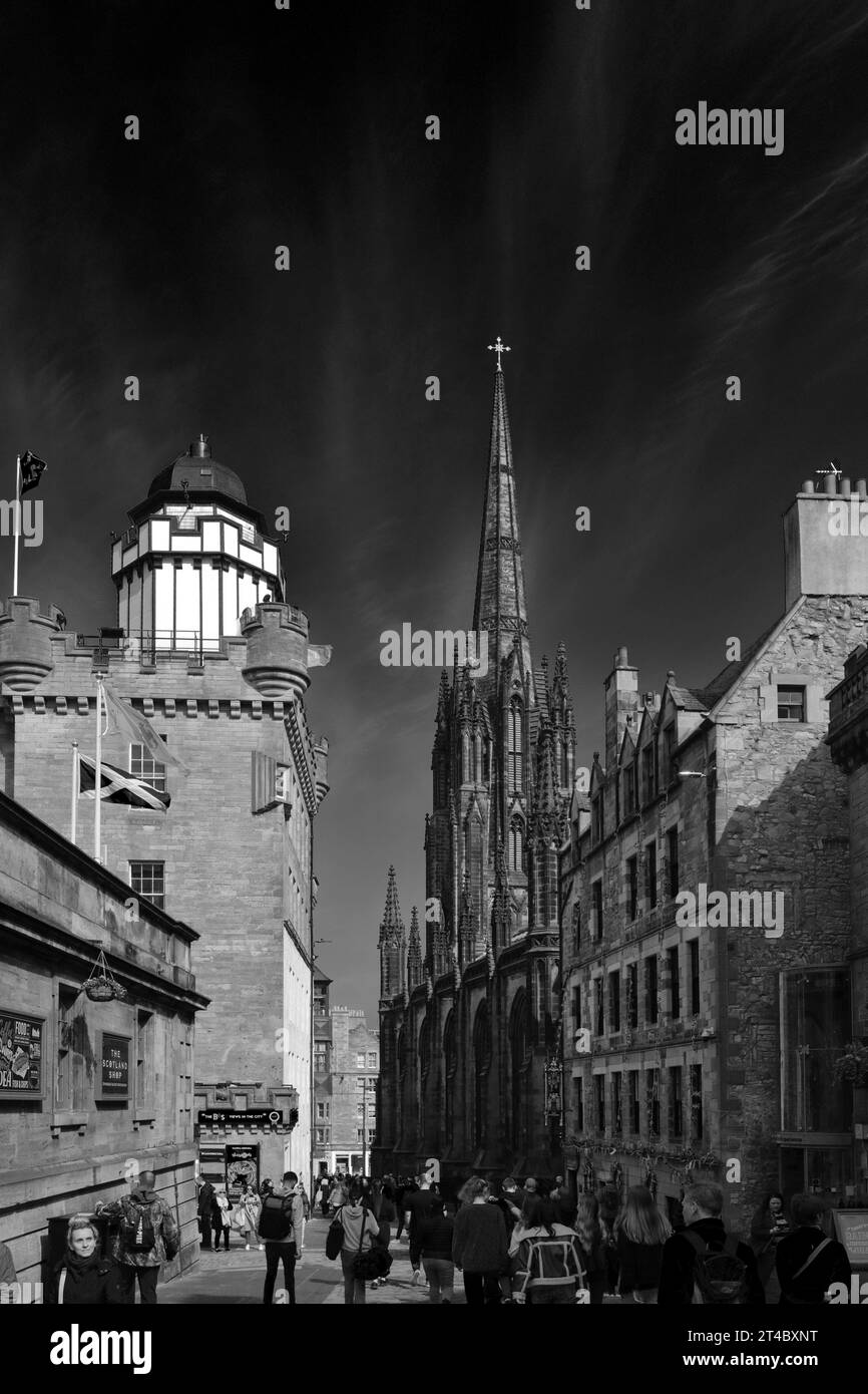Vista sulla strada lungo il Royal Mile, Edimburgo, Scozia, Regno Unito Foto Stock